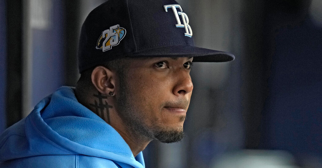 tampa-bay-rays-shortstop-sorusturmanin-ortasinda-oturuyor-9lqNTzea.jpg