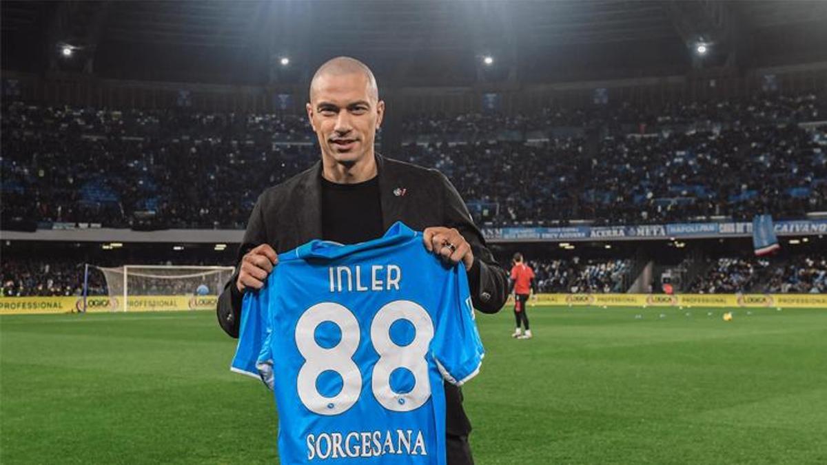 napoli-taraftarlarindan-gokhan-inlere-buyuk-onur-jgXeHJJc.jpg